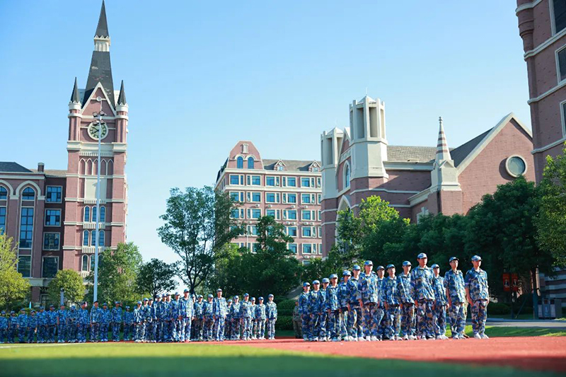 迷彩淬火記 | 淬煉青春鑄鋒芒！新華高級(jí)中學(xué)2025級(jí)高一年級(jí)軍訓(xùn)閉營(yíng)儀式圓滿收官